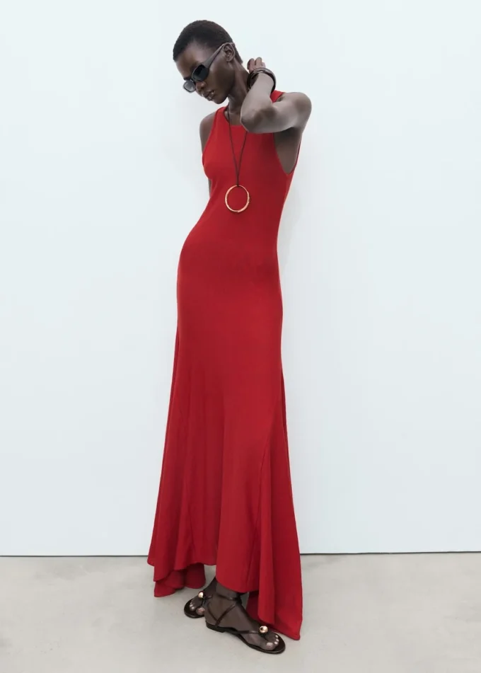 Asymmetrisches, tief ausgeschnittenes Kleid Asymmetrisches, tief ausgeschnittenes Kleid