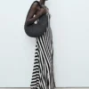 Asymmetrisches, tief ausgeschnittenes Kleid Asymmetrisches, tief ausgeschnittenes Kleid