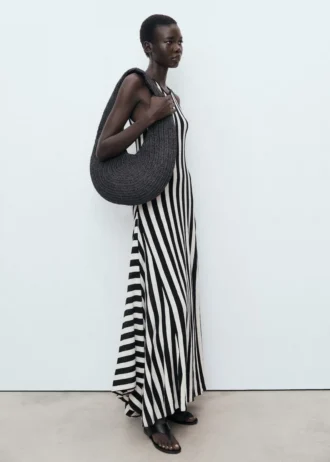 Asymmetrisches, tief ausgeschnittenes Kleid