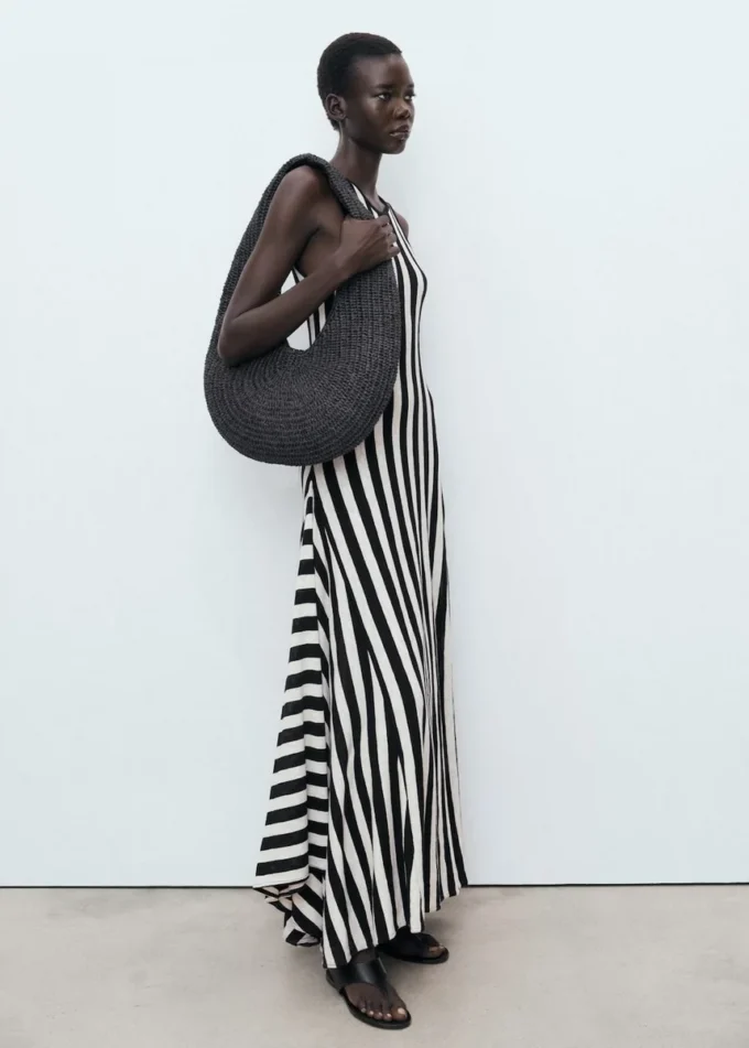 Asymmetrisches, tief ausgeschnittenes Kleid Asymmetrisches, tief ausgeschnittenes Kleid