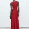 Asymmetrisches, tief ausgeschnittenes Kleid Asymmetrisches, tief ausgeschnittenes Kleid