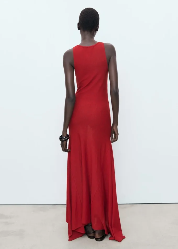 Asymmetrisches, tief ausgeschnittenes Kleid Asymmetrisches, tief ausgeschnittenes Kleid