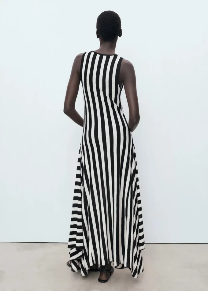 Asymmetrisches, tief ausgeschnittenes Kleid Asymmetrisches, tief ausgeschnittenes Kleid