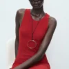 Asymmetrisches, tief ausgeschnittenes Kleid Asymmetrisches, tief ausgeschnittenes Kleid