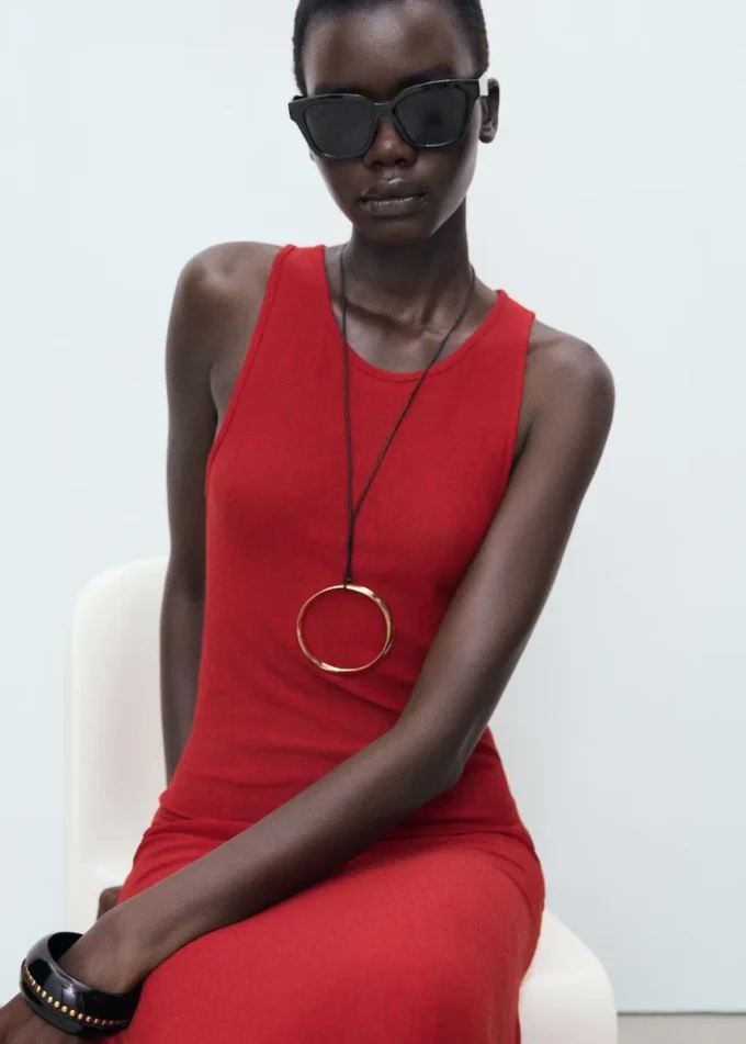 Asymmetrisches, tief ausgeschnittenes Kleid Asymmetrisches, tief ausgeschnittenes Kleid