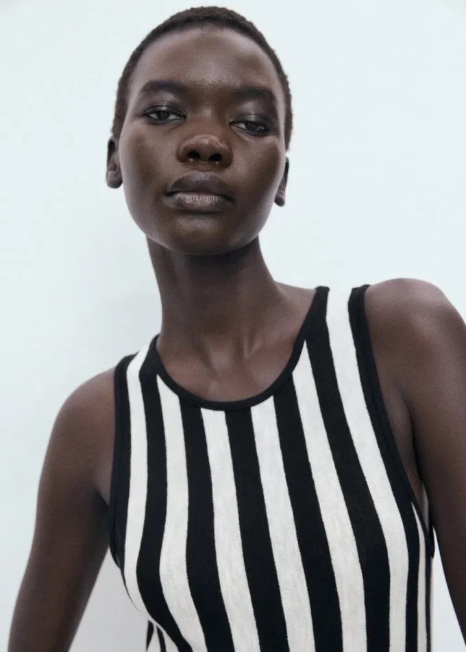 Asymmetrisches, tief ausgeschnittenes Kleid Asymmetrisches, tief ausgeschnittenes Kleid