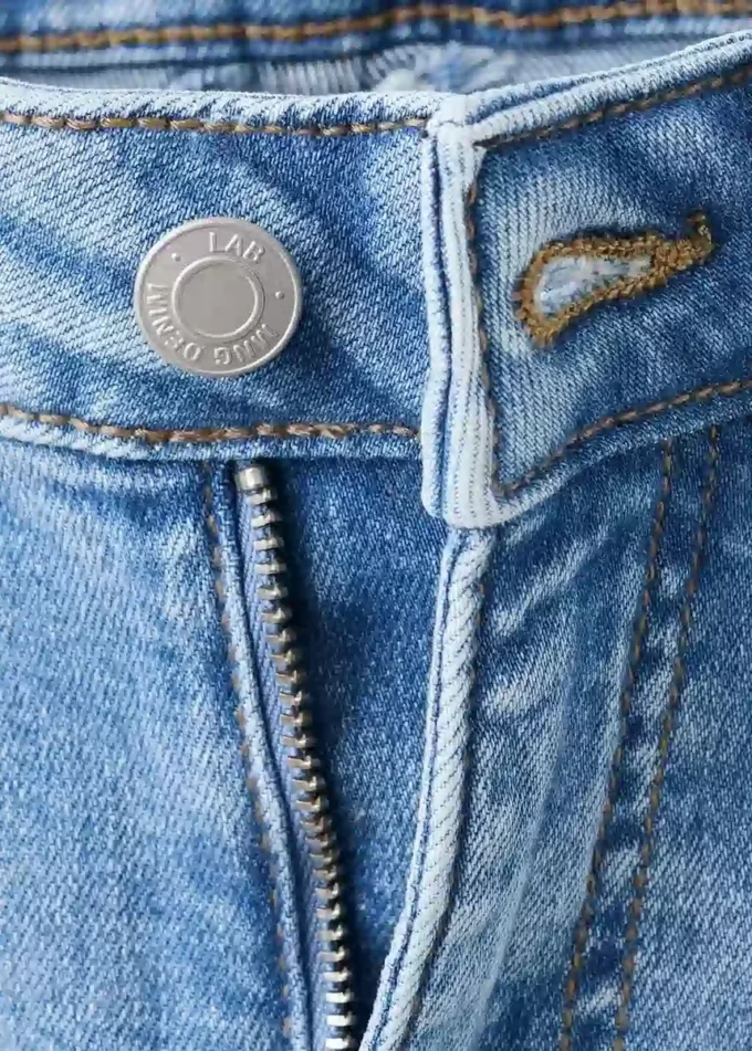 Ausgefranste Skinny-Jeans mit niedriger Leibhöhe