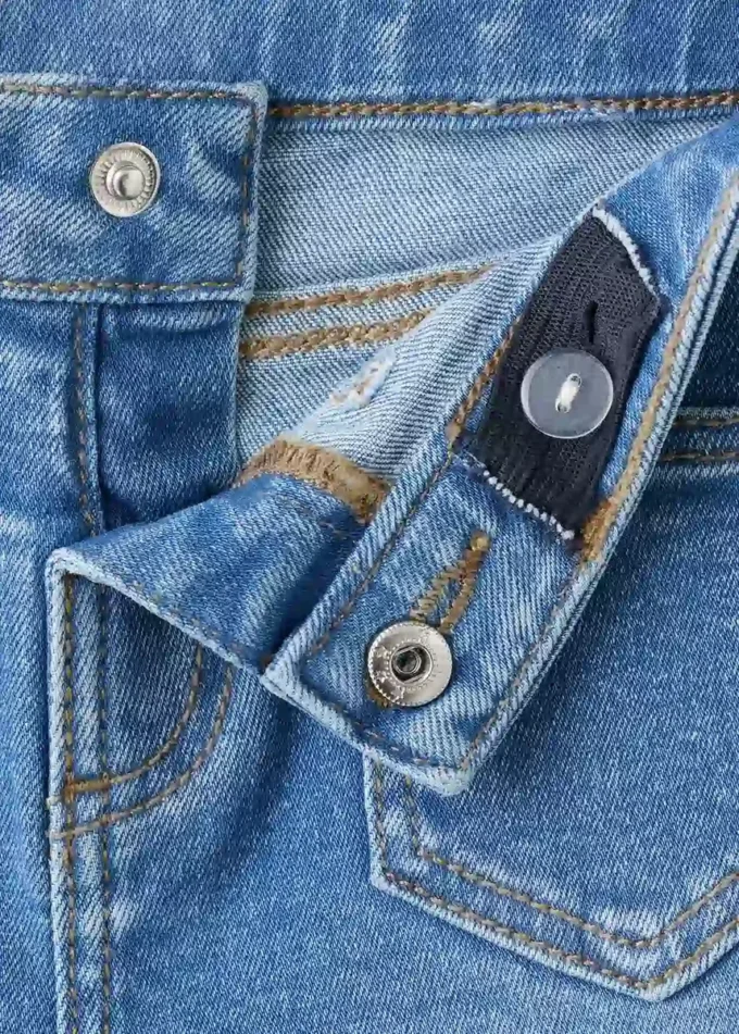 Ausgefranste Skinny-Jeans mit niedriger Leibhöhe