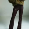 Ausgestellte Hose aus Kunstleder