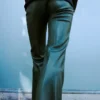 Ausgestellte Hose aus Kunstleder