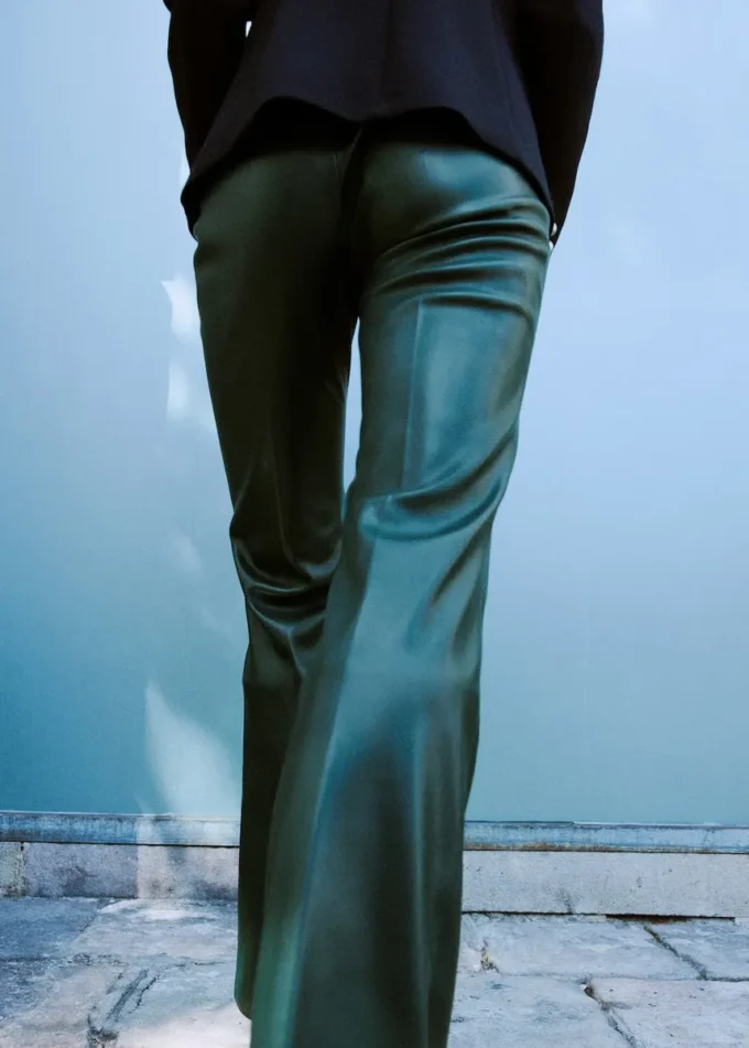 Ausgestellte Hose aus Kunstleder