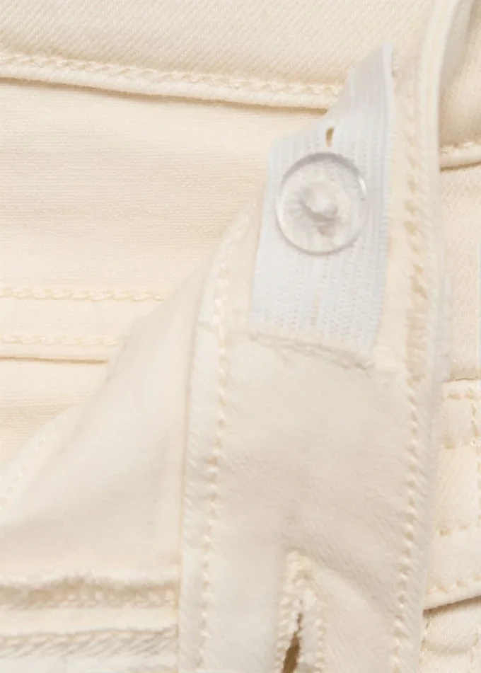 Ausgestellte Jeans mit Tasche