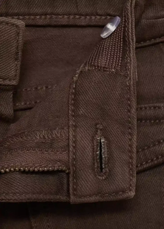 Ausgestellte Jeans mit Tasche Ausgestellte Jeans mit Tasche