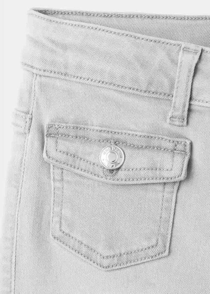 Ausgestellte Jeans mit Tasche Ausgestellte Jeans mit Tasche