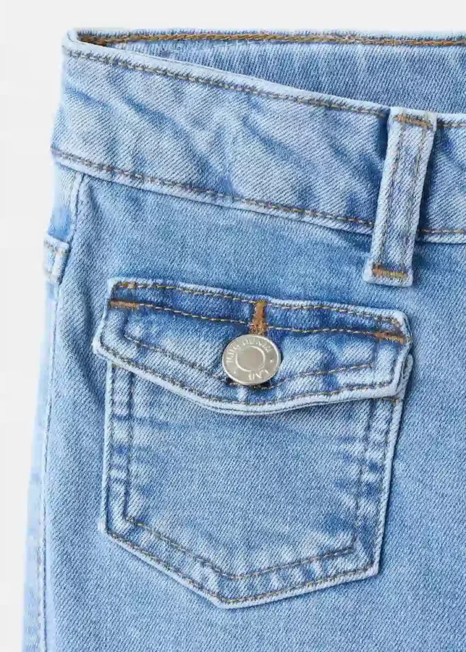 Ausgestellte Jeans mit Tasche Ausgestellte Jeans mit Tasche