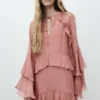 Ausgestelltes Kleid mit gerüschten Ärmeln