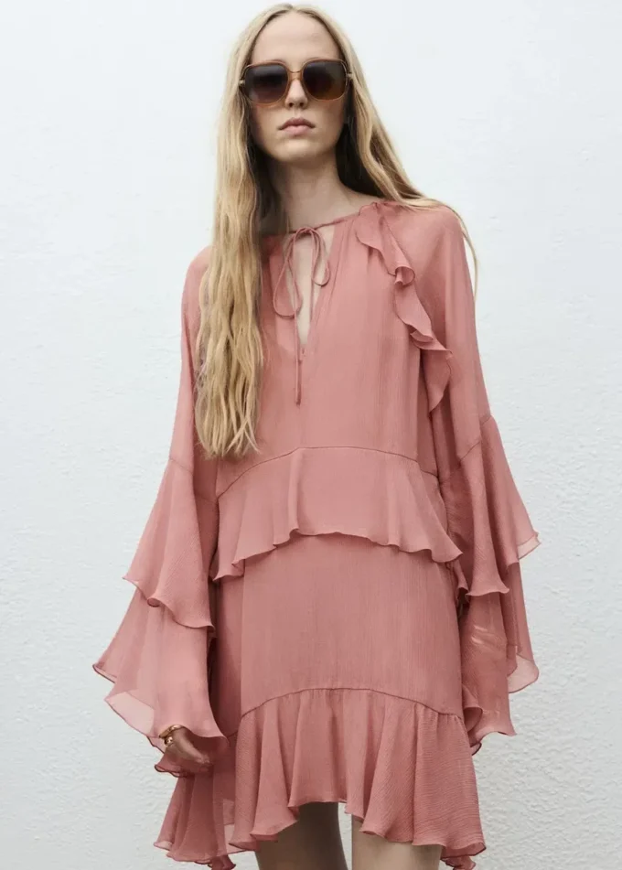Ausgestelltes Kleid mit gerüschten Ärmeln