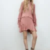 Ausgestelltes Kleid mit gerüschten Ärmeln