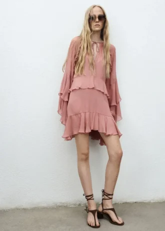 Ausgestelltes Kleid mit gerüschten Ärmeln