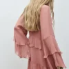 Ausgestelltes Kleid mit gerüschten Ärmeln