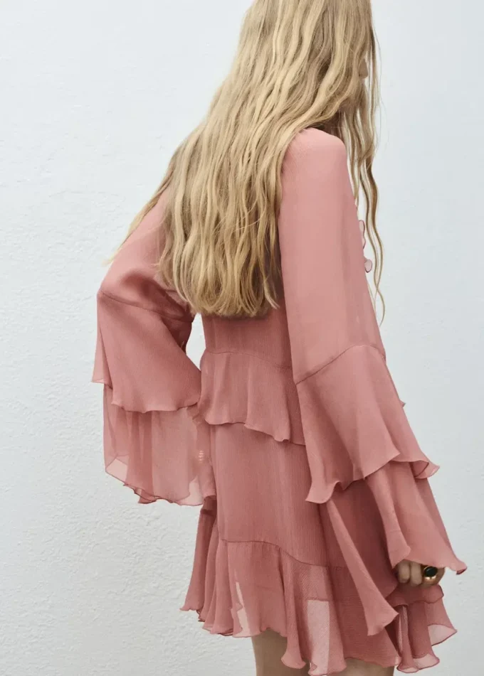 Ausgestelltes Kleid mit gerüschten Ärmeln