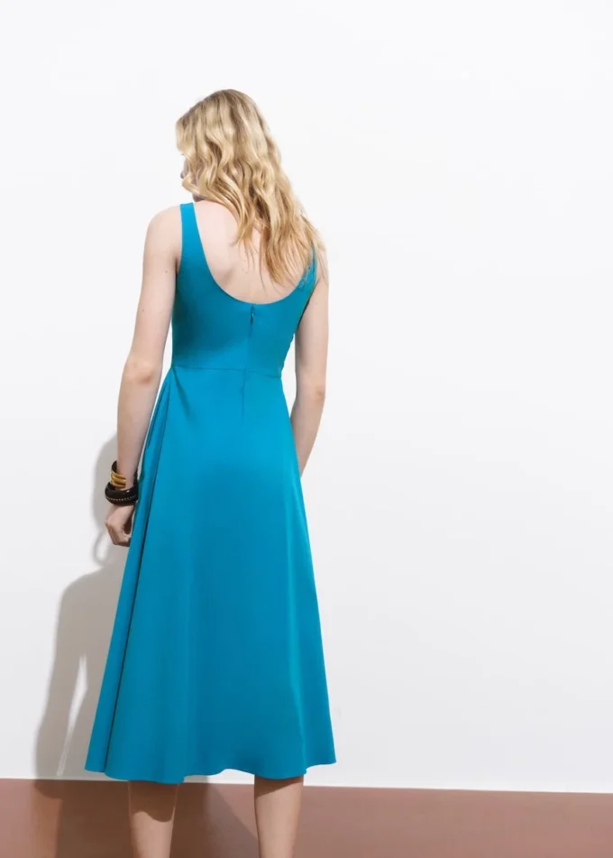 Ausgestelltes Midikleid