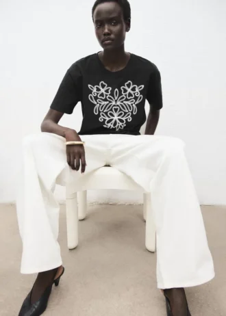 Baumwoll-T-Shirt mit Blumenstickerei