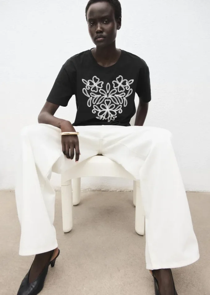 Baumwoll-T-Shirt mit Blumenstickerei