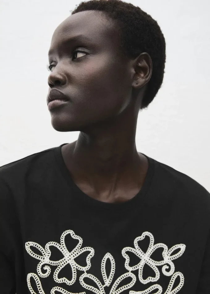 Baumwoll-T-Shirt mit Blumenstickerei