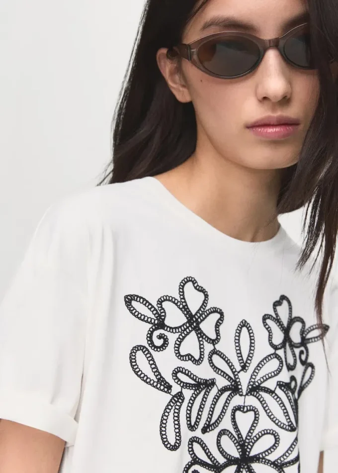 Baumwoll-T-Shirt mit Blumenstickerei
