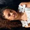 Baumwoll-T-Shirt mit Blumenverzierung