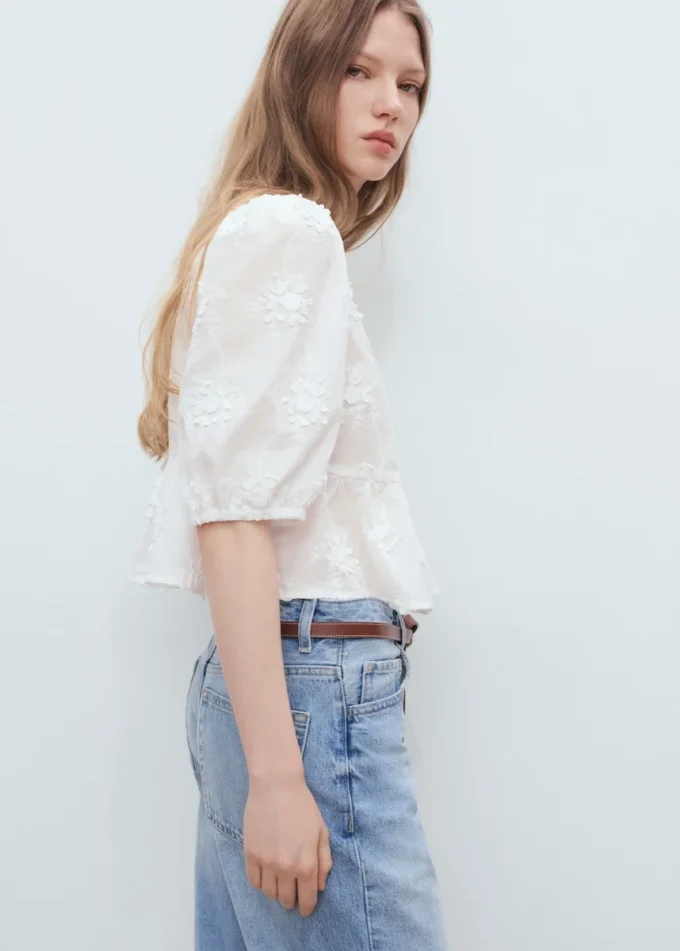 Baumwollbluse mit Blumenstickerei Baumwollbluse mit Blumenstickerei