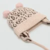 Beanie mit Leopardenmuster und Bommeln Beanie mit Leopardenmuster und Bommeln