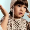 Beanie mit Leopardenmuster und Bommeln Beanie mit Leopardenmuster und Bommeln
