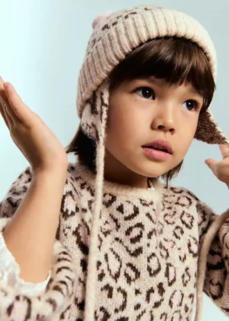 Beanie mit Leopardenmuster und Bommeln Beanie mit Leopardenmuster und Bommeln