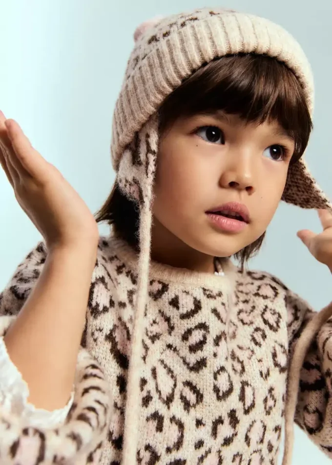 Beanie mit Leopardenmuster und Bommeln Beanie mit Leopardenmuster und Bommeln