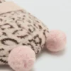 Beanie mit Leopardenmuster und Bommeln Beanie mit Leopardenmuster und Bommeln