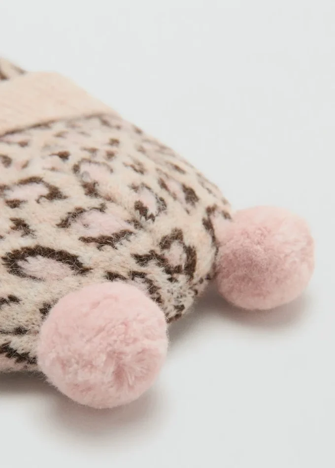 Beanie mit Leopardenmuster und Bommeln Beanie mit Leopardenmuster und Bommeln