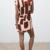 Bedrucktes Kleid mit drapiertem Ausschnitt