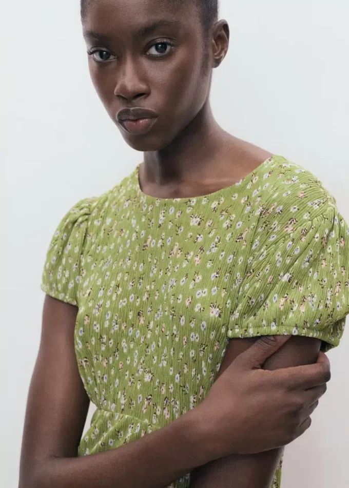 Bedrucktes Kleid mit seitlicher Öffnung