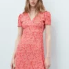 Bedrucktes Kleid mit V-Ausschnitt