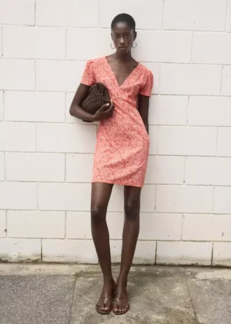 Bedrucktes Kleid mit V-Ausschnitt