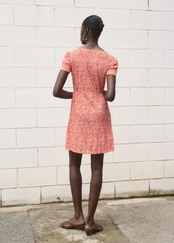 Bedrucktes Kleid mit V-Ausschnitt
