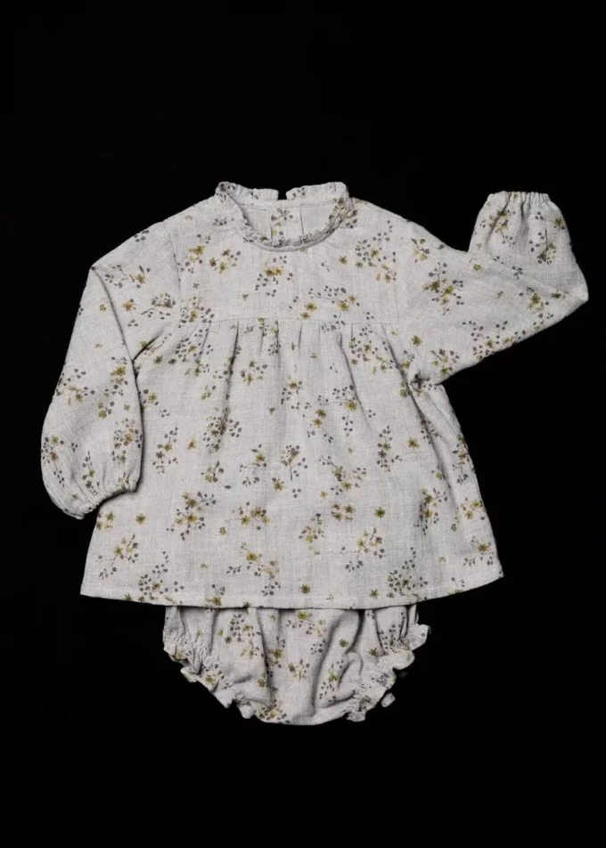 Bedrucktes Kleid und Windelüberzug Bedrucktes Kleid und Windelüberzug