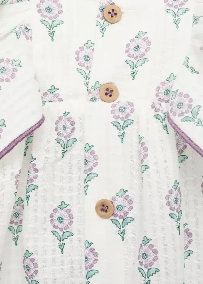 Bedrucktes Kleid und Windelüberzug