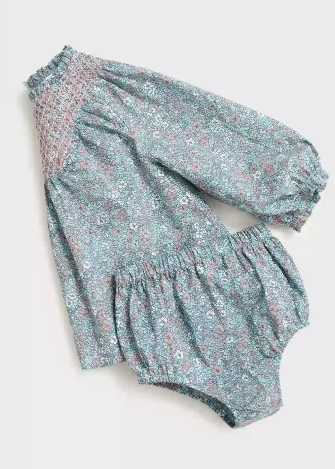 Bedrucktes Kleid und Windelüberzug