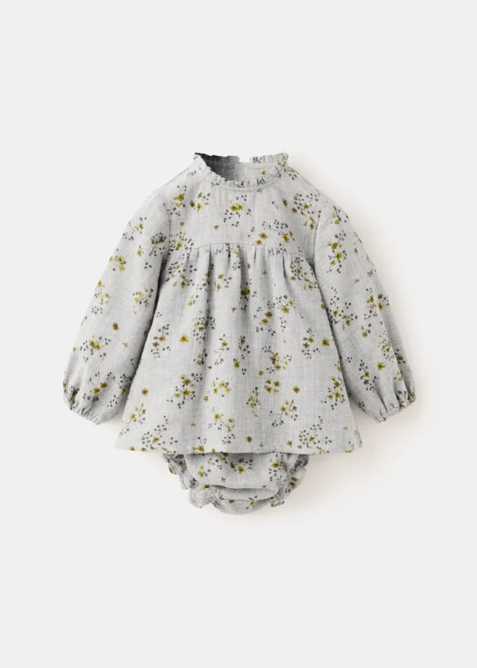Bedrucktes Kleid und Windelüberzug Bedrucktes Kleid und Windelüberzug