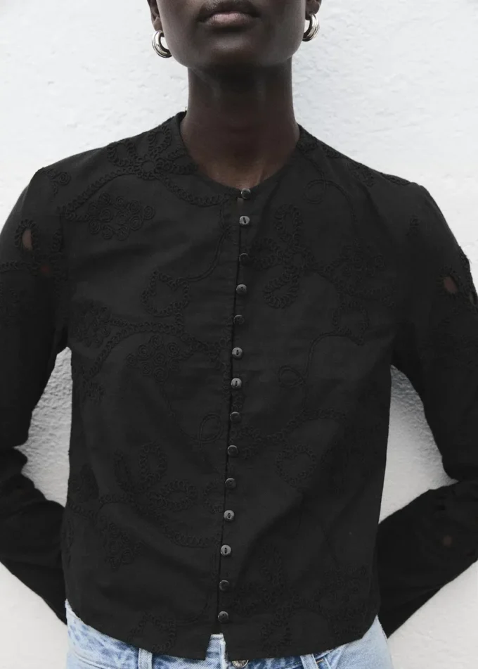 Bestickte Bluse mit Knöpfen Bestickte Bluse mit Knöpfen