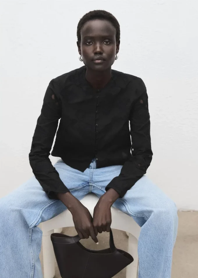 Bestickte Bluse mit Knöpfen Bestickte Bluse mit Knöpfen