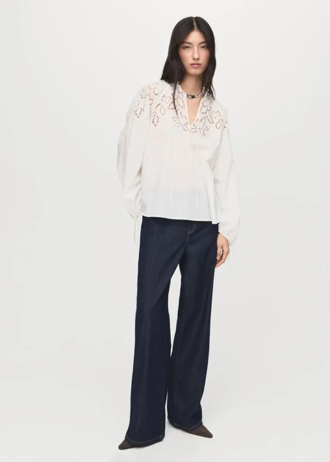 Bestickte Bluse mit Schleifen Bestickte Bluse mit Schleifen